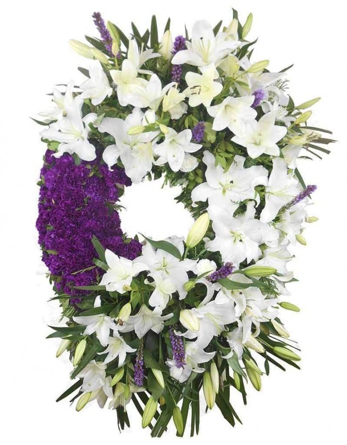 Corona de flores para funerales en Madrid.
