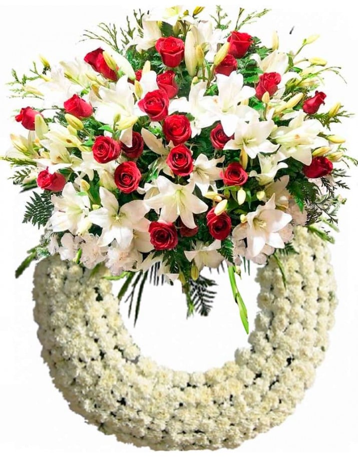 Corona de claveles, lirios y rosas rojas.