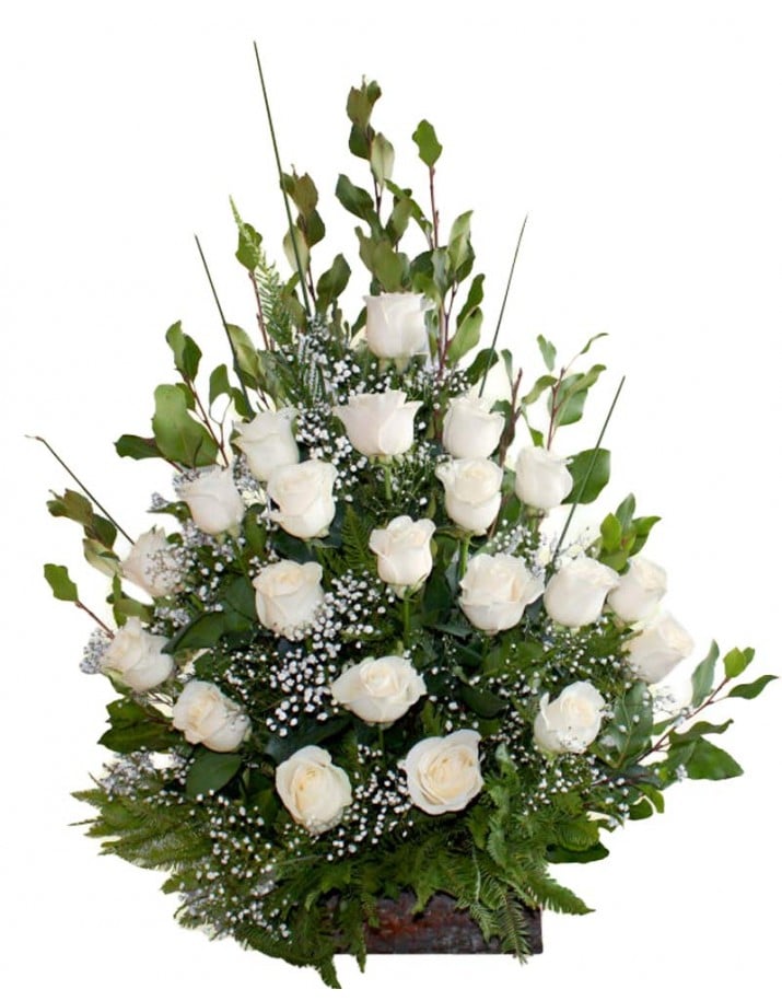 Centro funerario de rosas blancas en Madrid.