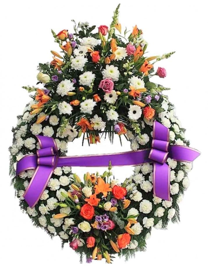 Corona de flores variada para tanatorios de Madrid.
